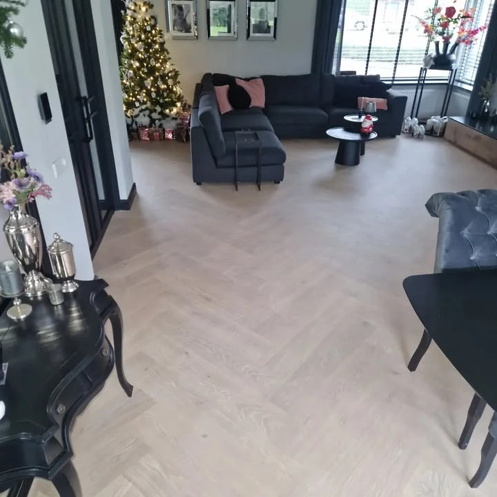 We hebben een prachtige visgraat parket vloer een nieuw leven gegeven door het opschuren e