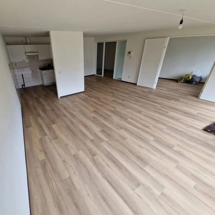 80m² click pvc gelegd en afgewerkt met afdeklijsten