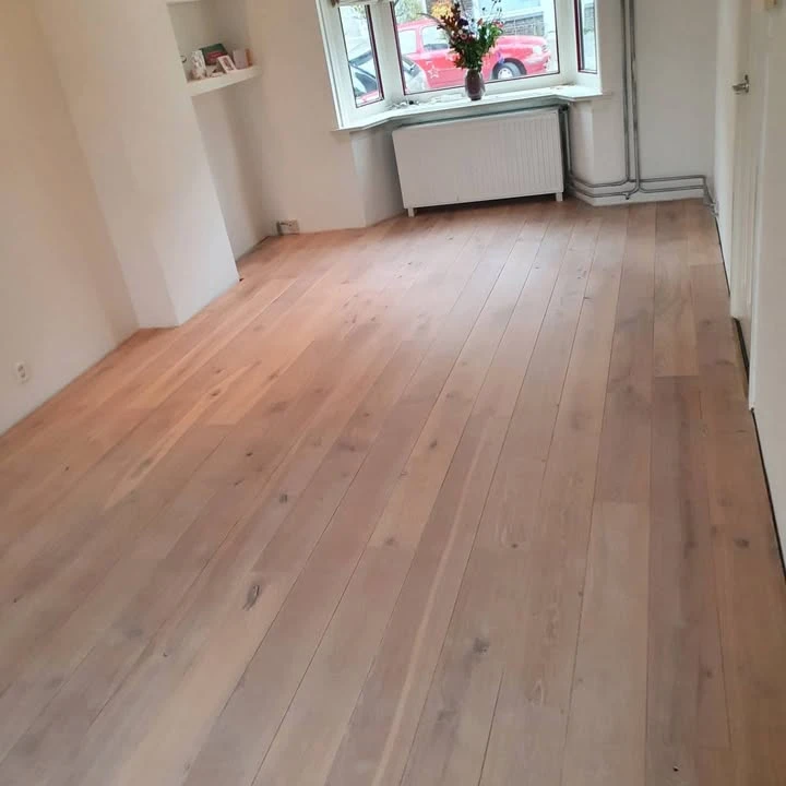 2 houten vloeren geschuurt en een nieuwe kleur gegeven