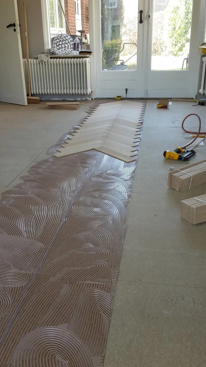 Traditionele visgraatvloee gelegd te geldrop
