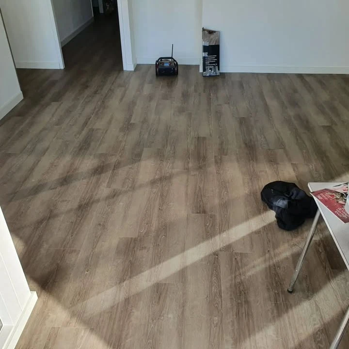 Click PVC vloer gelegd en afgewerkt met plinten