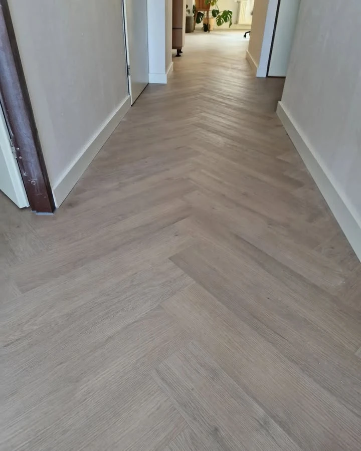 Click pvc visgraat gelegd en plinten bevestigd in Eindhoven