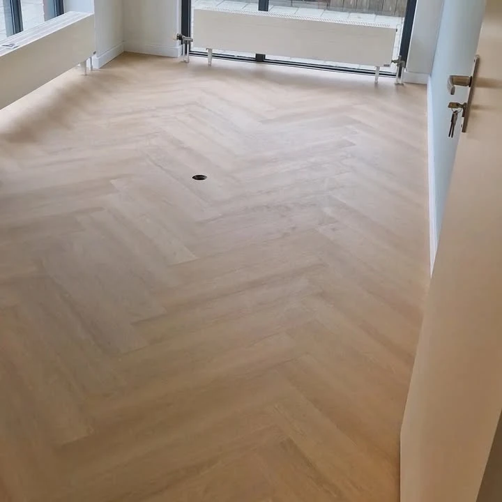 Visgraat PVC en sportvloer tegels gelegd voor een fysiopraktijk in Den Bosch