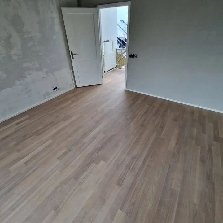 400m² parket geschuurt, geolied, gelakt en gerepareert waar nodig