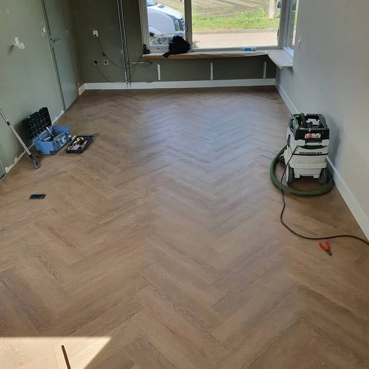Egaliseren, PVC Visgraat leggen en plinten gezet