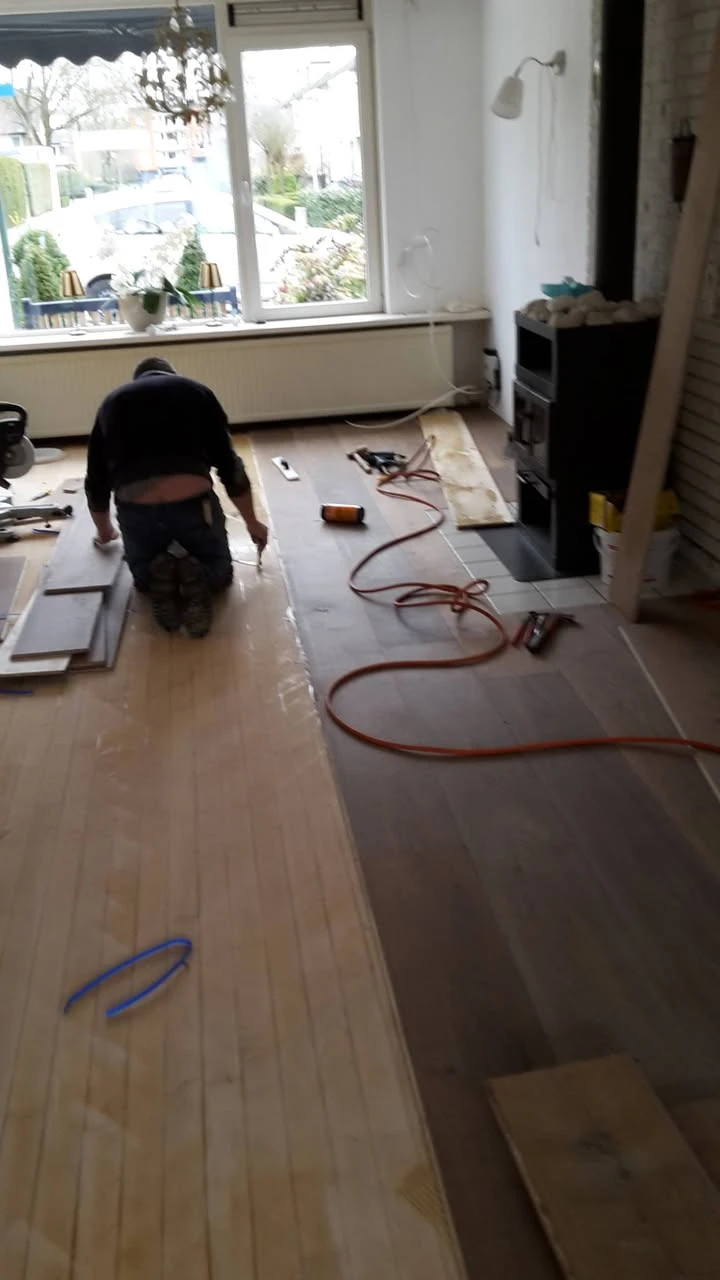 Brede verouderde multiplank gelegd te geldrop