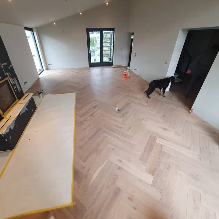 Eiken parket vloer van rechte planken en visgraat planken