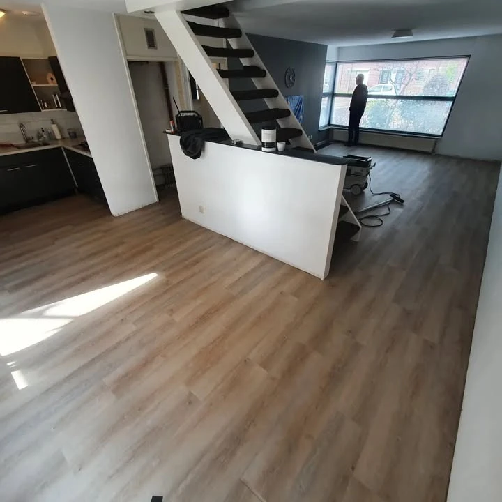 Vloer geëgaliseerd en dryback PVC gelegd
