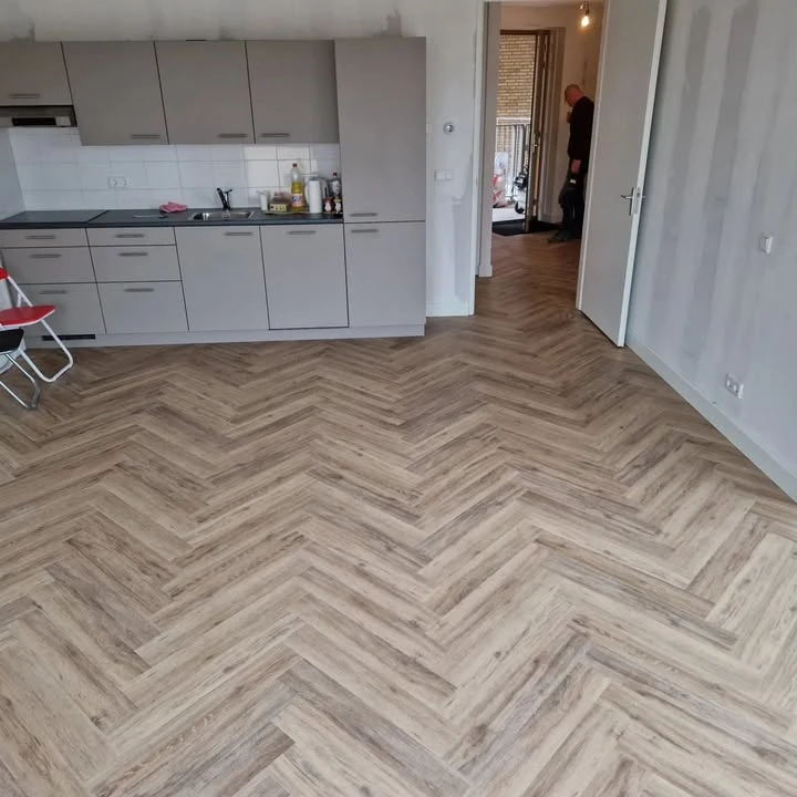 Visgraat pvc gelegd en plinten gemonteerd bij de Jonkvrouw
