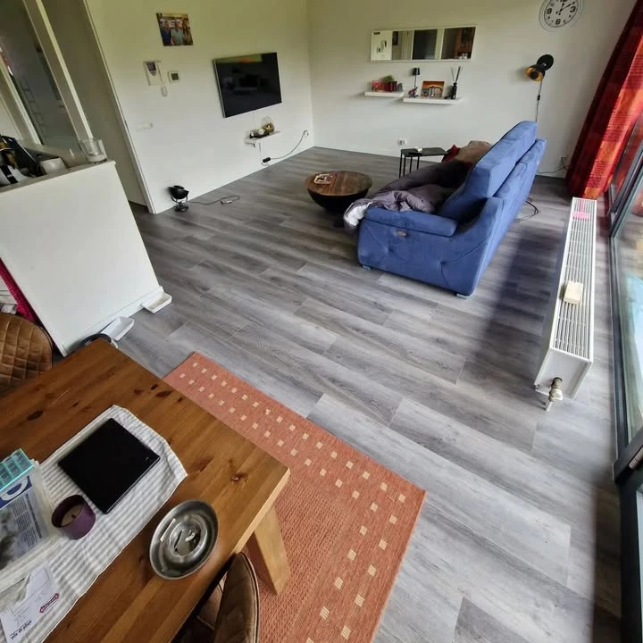 Click PVC gelegd en plinten bevestigd in Someren