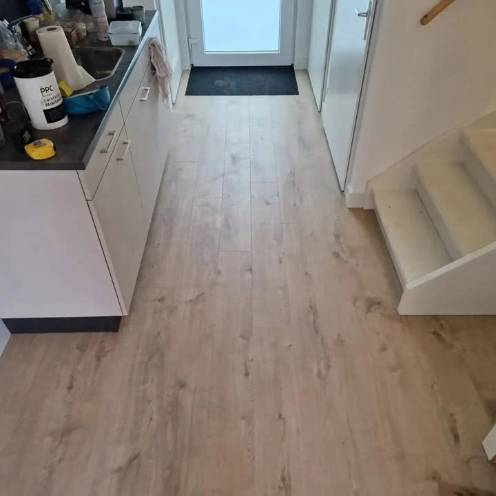 We hebben in Eindhoven een nieuwbouw woning mogen voorzien van een laminaatvloer, plinten